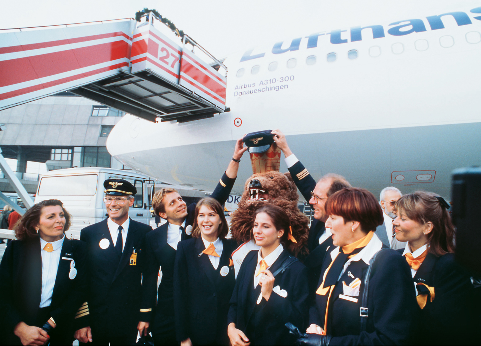 Freude auch bei den Lufthansa-Flugbegleitern: endlich wieder in Berlin.