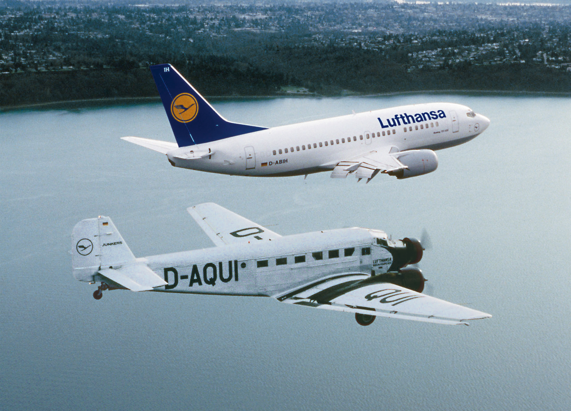 Das 20. Jahrhundert hatte den Traum vom Fliegen wahr gemacht: Boeing B737-500 und die Junkers Ju 52 der Deutschen Lufthansa Berlin-Stiftung.