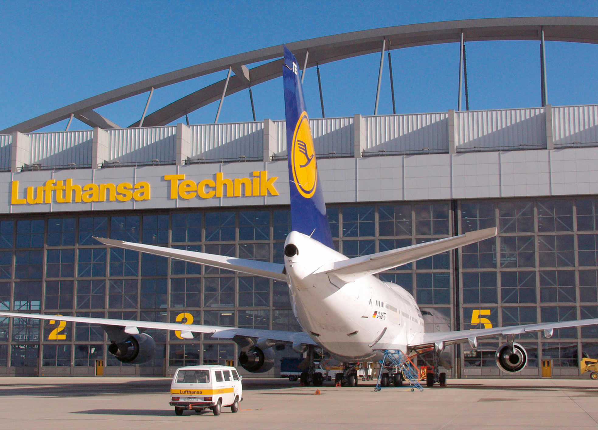 Eine Boeing B747-400 auf dem Hallenvorfeld der Lufthansa Technik in Hamburg.