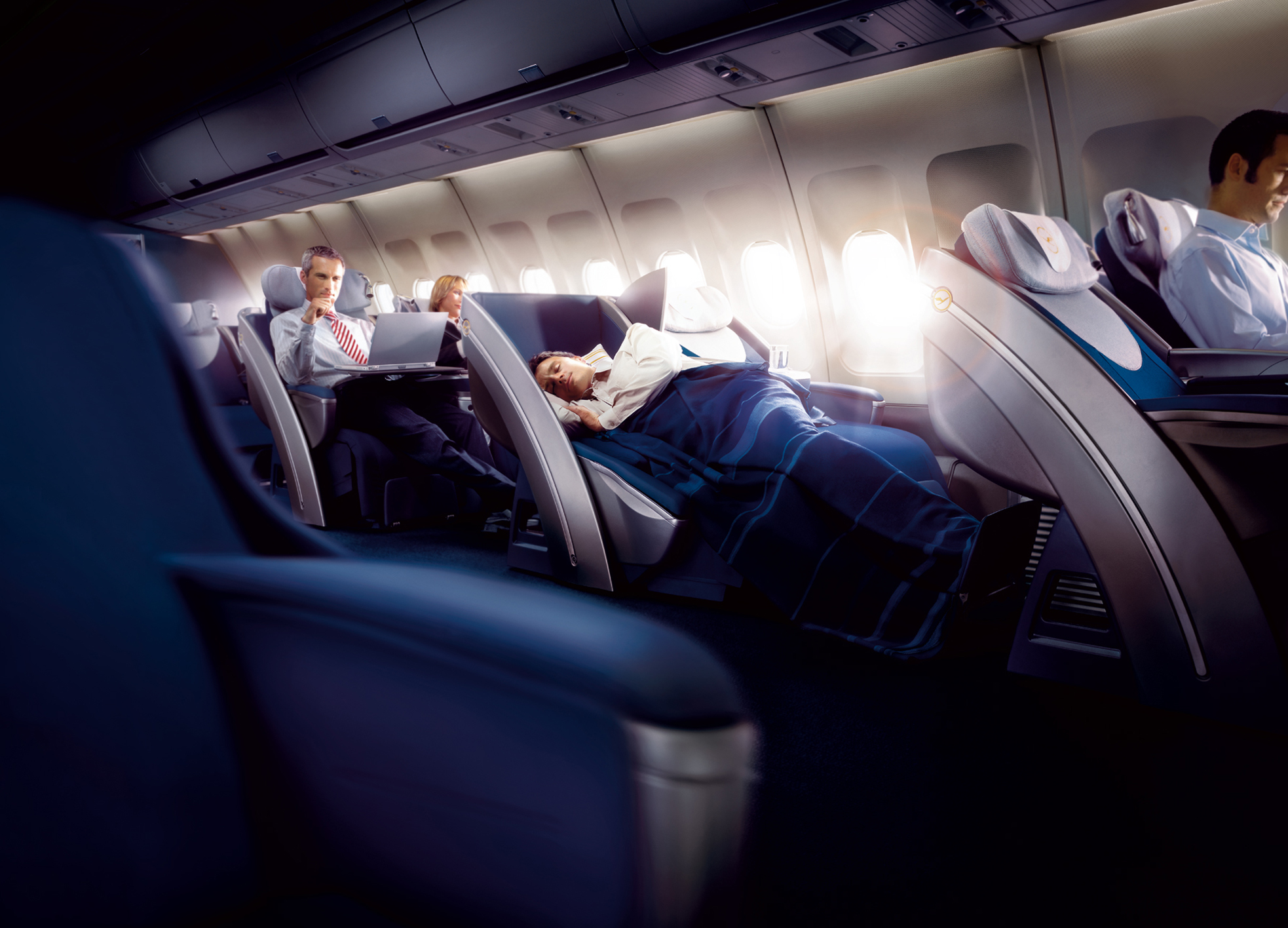 Mehr Komfort in der neuen Business Class für die Lufthansa-Langstreckenflotte ab November 2003.