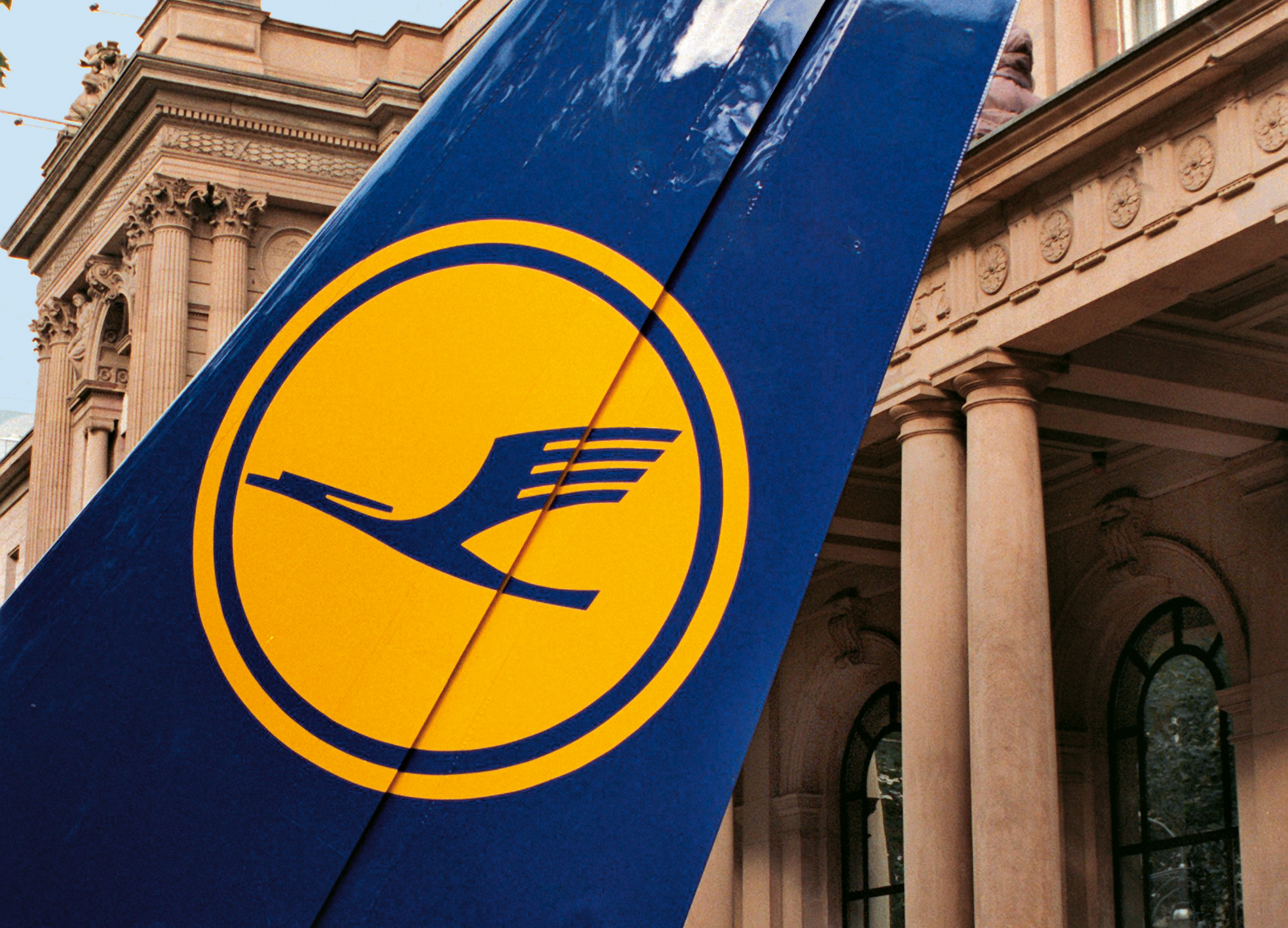 Ein Airbus-Leitwerk in Lufthansa-Bemalung vor der Frankfurter Börse.