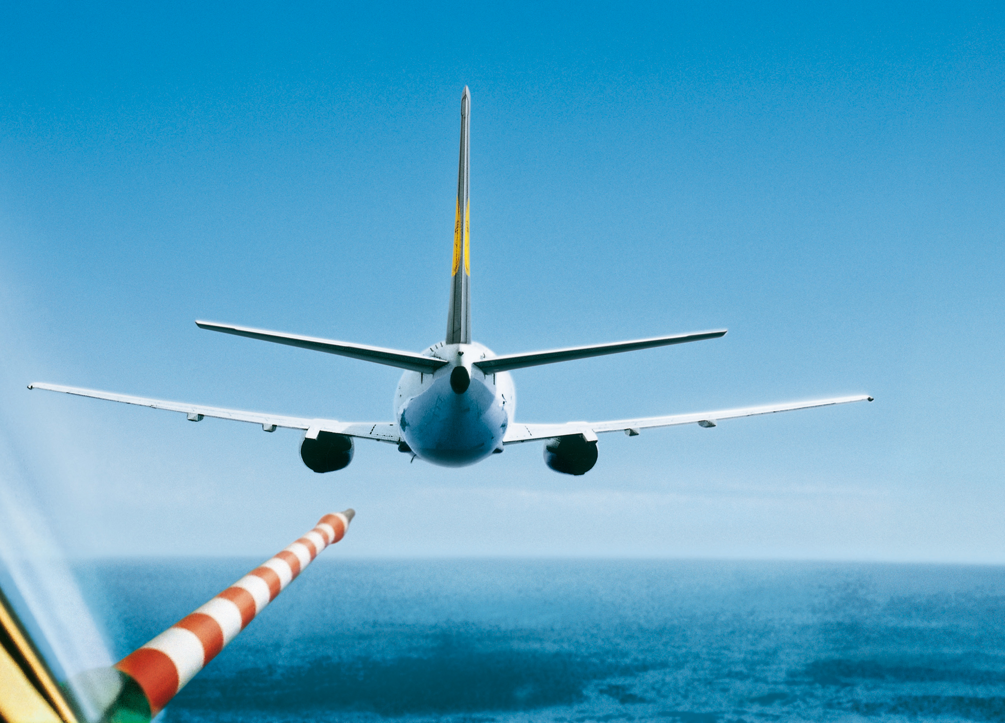 Lufthansa unterstützt ein Forschungsprojekt des Deutschen Zentrums für Luft- und Raumfahrt (DLR), das die Abhängigkeiten von unterschiedlichen Schwefelgehalten im Treibstoff auf die Kondensstreifenbildung untersucht. Das Messflugzeug der DLR setzte sich zu diesem Zweck dicht hinter eine extra zu diesem Zweck eingesetzte Boeing B737.