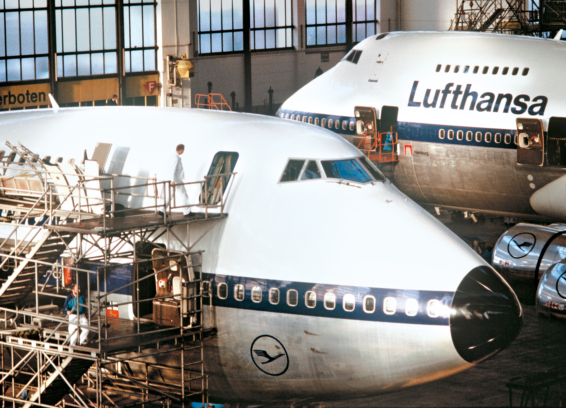 Technische Kompetenz: Lufthansa räumt der Sicherheit und dem technischen Standard ihrer Flugzeuge den höchsten Stellenwert ein. Diese Kompetenz nutzen auch andere Fluggesellschaften, für die Lufthansa Wartungs- und Instandsetzungsleistungen, Flugzeugumbauten und -ausrüstungen vornimmt.