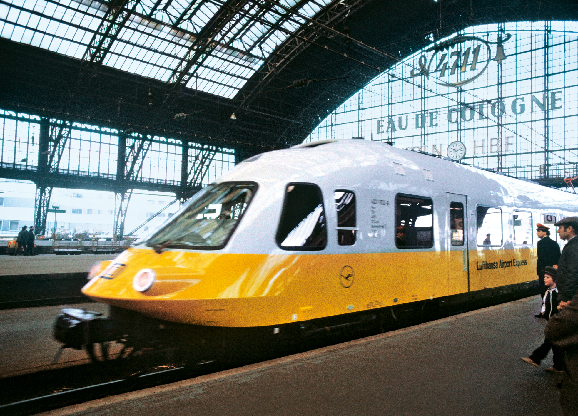 Der Lufthansa Airport Express verband Düsseldorf, Köln und Bonn mit dem Frankfurter Flughafen. Lufthansa war die erste Fluggesellschaft der Welt, die einen Zug betrieb.