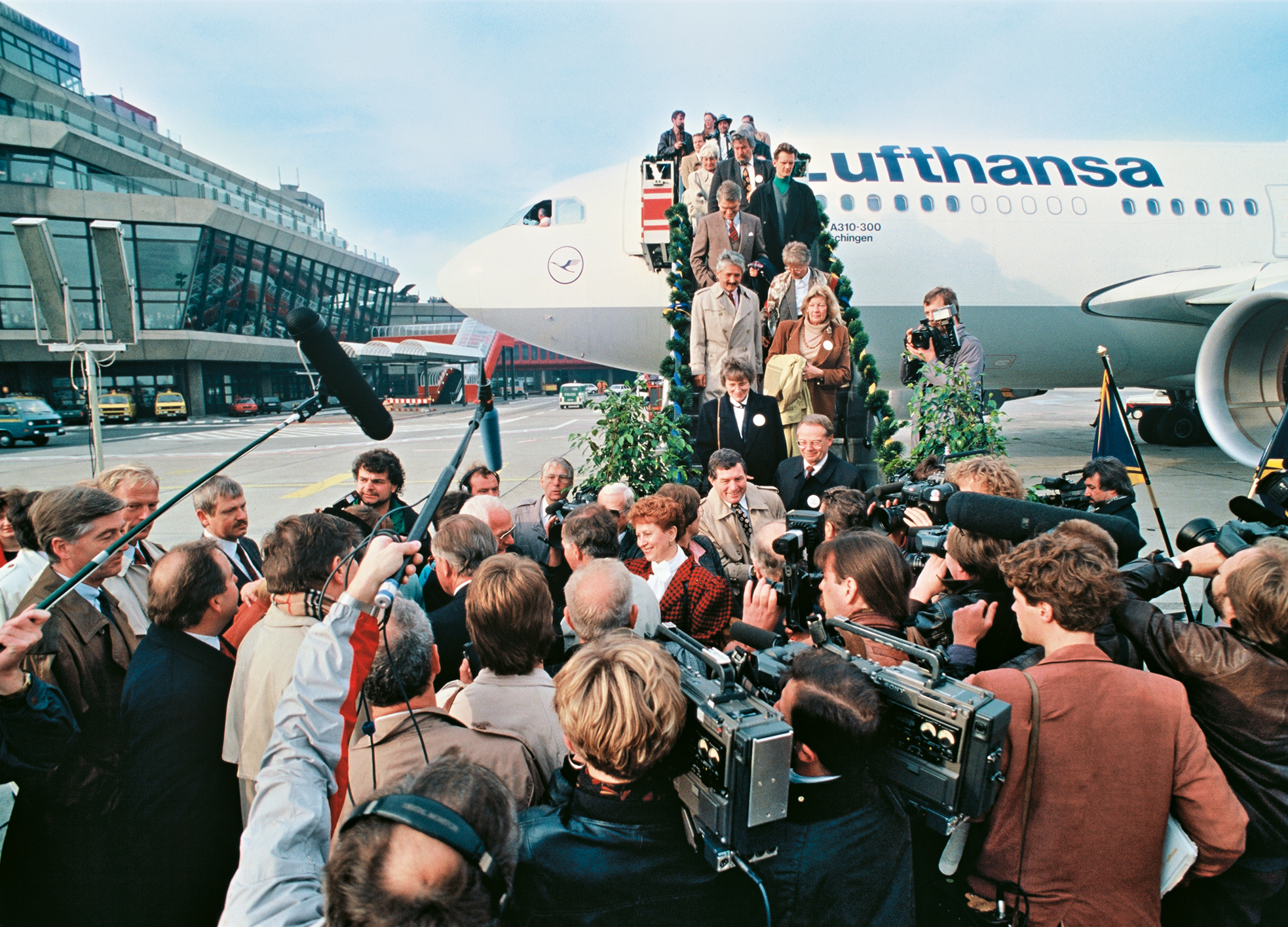 Mit Sonderflügen der Lufthansa flogen Bundestagsabgeordnete zu den Feiern der deutschen Einheit am 3. Oktober 1990 nach Berlin.
