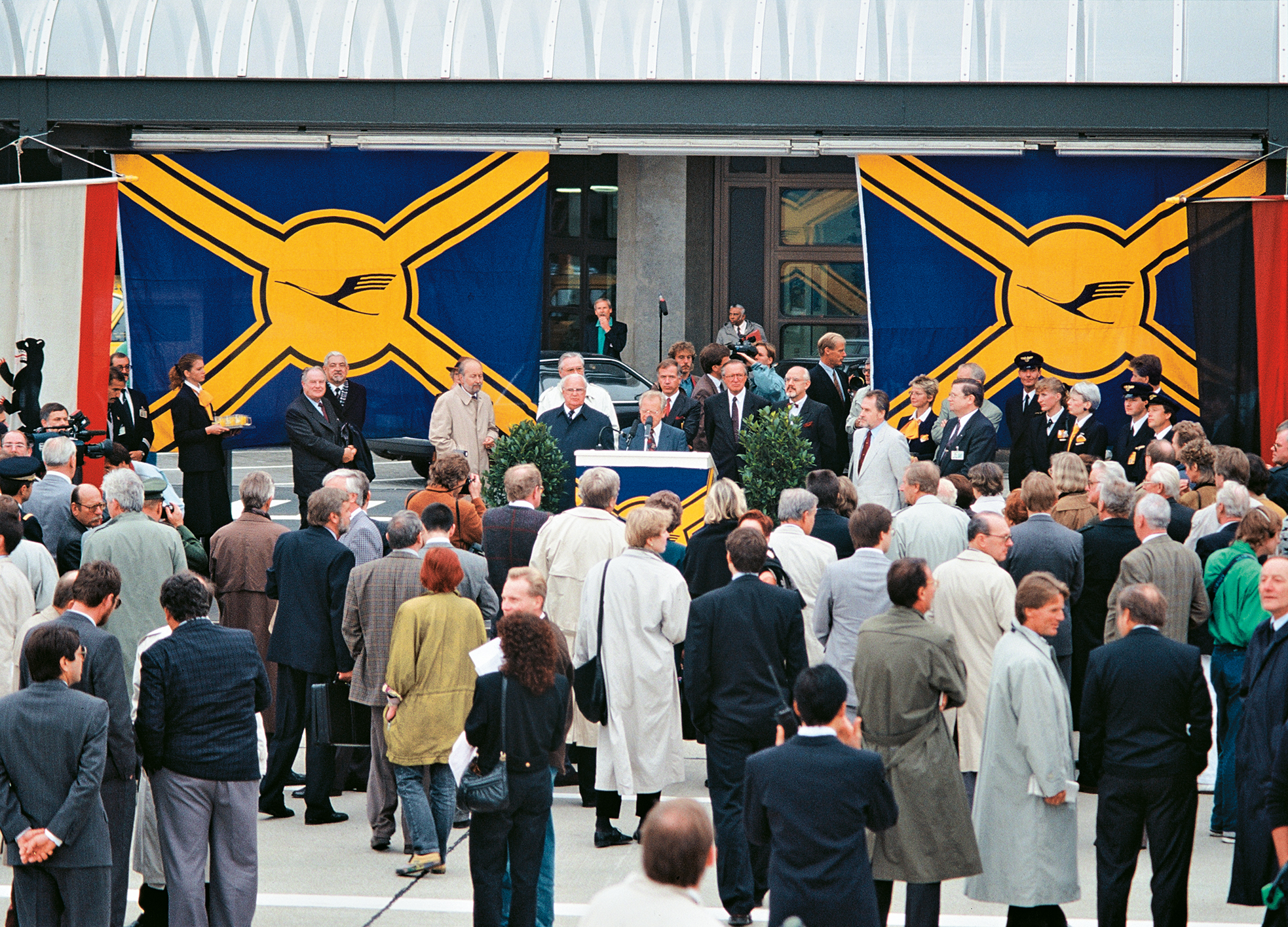 Mit Sonderflügen der Lufthansa flogen Bundestagsabgeordnete zu den Feiern der deutschen Einheit am 3. Oktober 1990 nach Berlin.