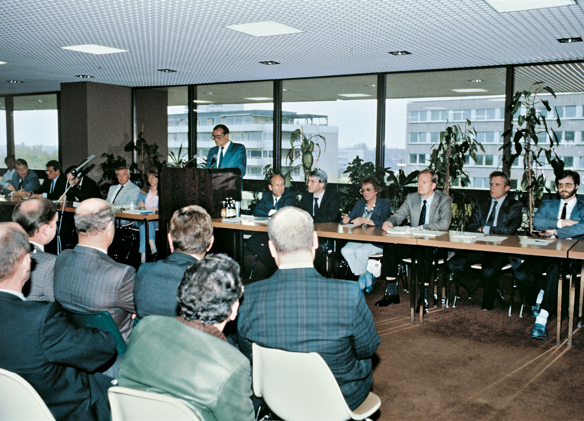 Durchgreifende Veränderungen hatten Auswirkungen: Abteilungen aus Köln zogen ins Bürogebäude III (1) auf der Lufthansa-Basis in Frankfurt um. Hamburg (2) blieb Hauptstandort der Lufthansa-Technik. Die Maßnahmen waren Tagesordnungspunkt bei der Betriebsversammlung in der Hauptverwaltung Köln am 6. Oktober 1986 (3).