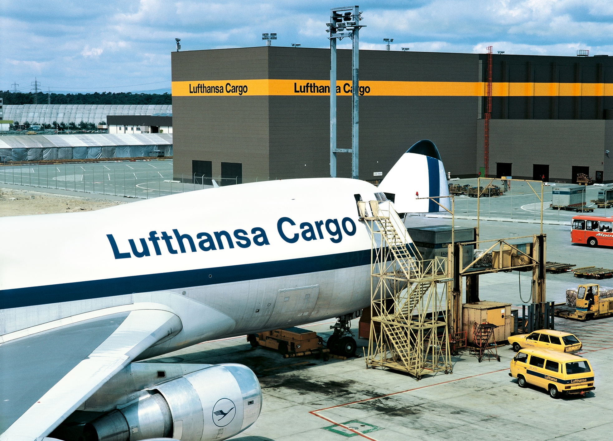 Eine Boeing B747 in der Frachtversion bei der Beladung: hier durch die vollständig geöffnete „Nase“.