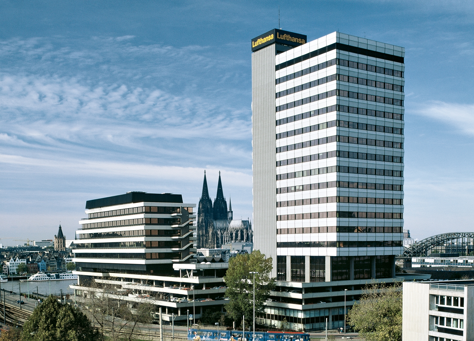 Das Gebäude der Lufthansa-Hauptverwaltung in Köln: direkt am Rhein, vis-à-vis zum Dom.