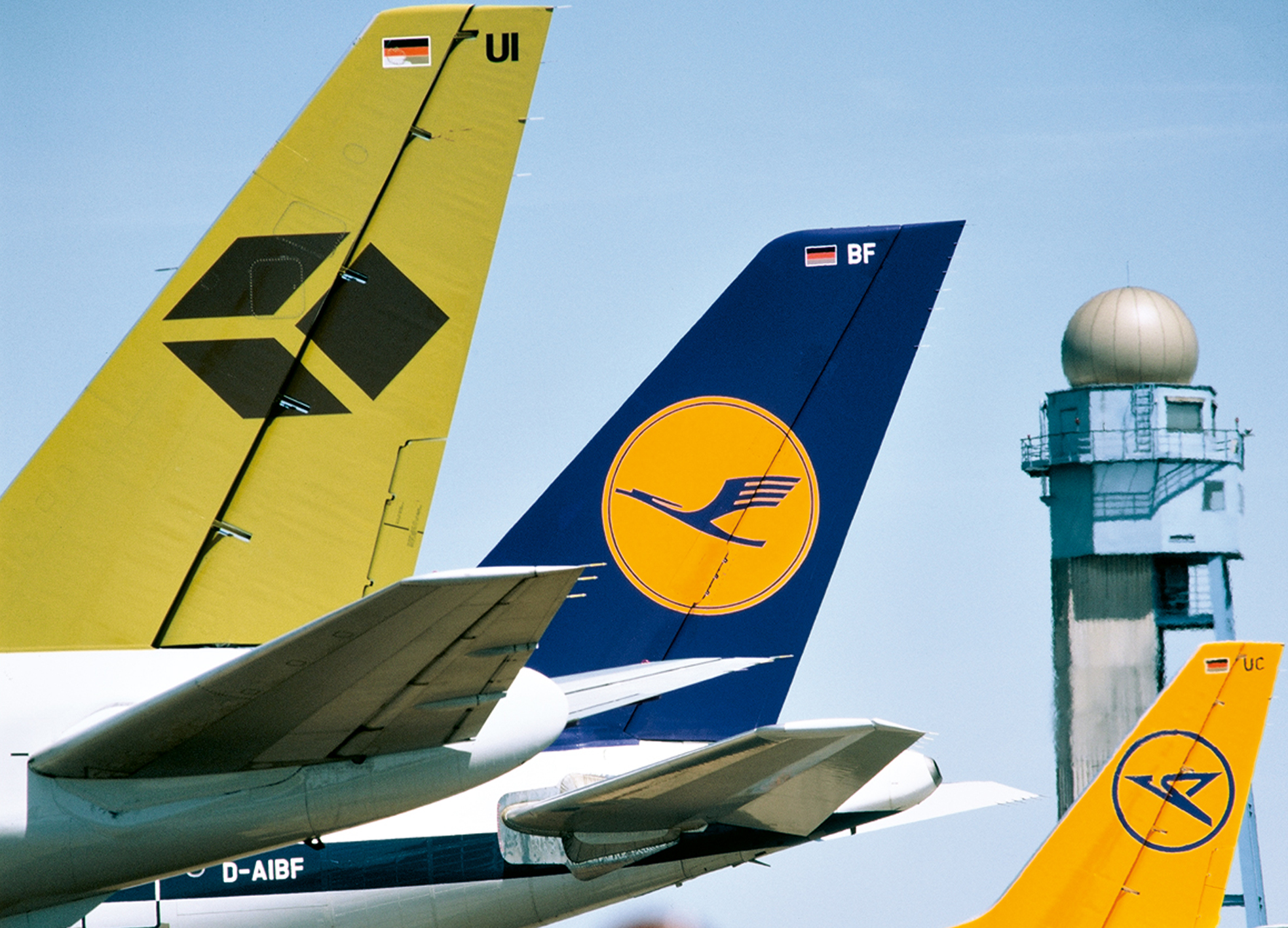 Eile, Betriebsamkeit, Schnelligkeit – Merkmale, des täglichen Lebens: Mit modernen Buchungs- und Abfertigungsverfahren, einem bedarfsgerechten Flugplan und präzise gewarteten Flugzeugen neuester Generationen war Lufthansa den Anforderungen der Kunden gewachsen.