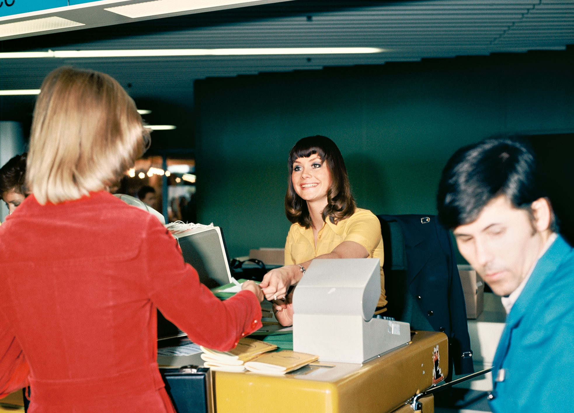 Service am Kunden: Lufthansa-Mitarbeiterin am Counter.