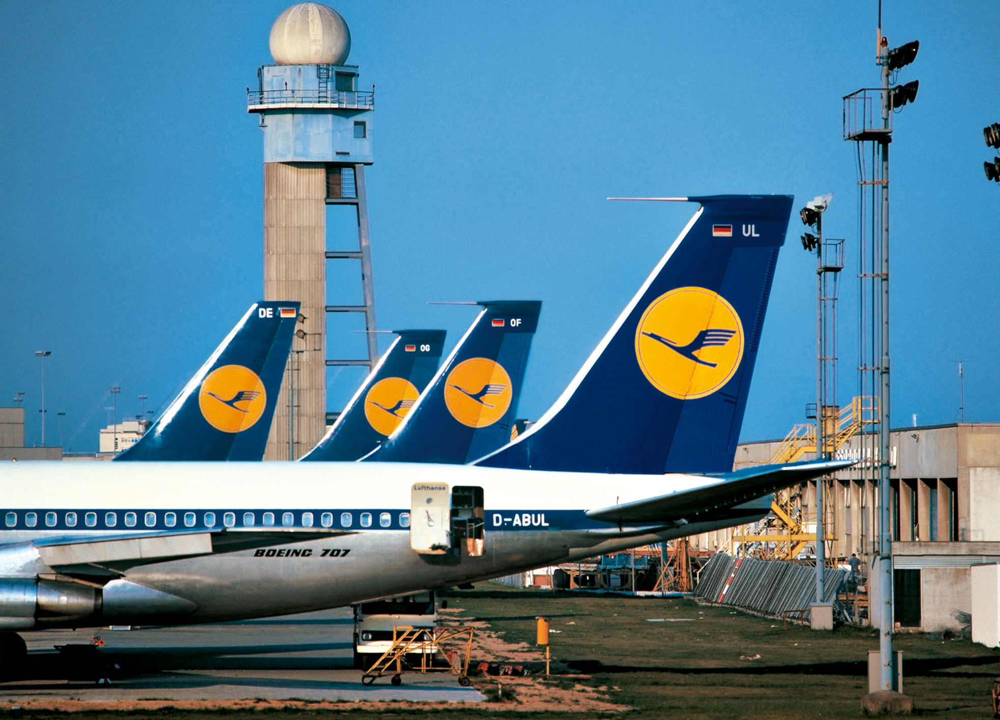 Das neu gestaltete Markenzeichen der Lufthansa: der traditionelle Kranich im gelben Kreis.