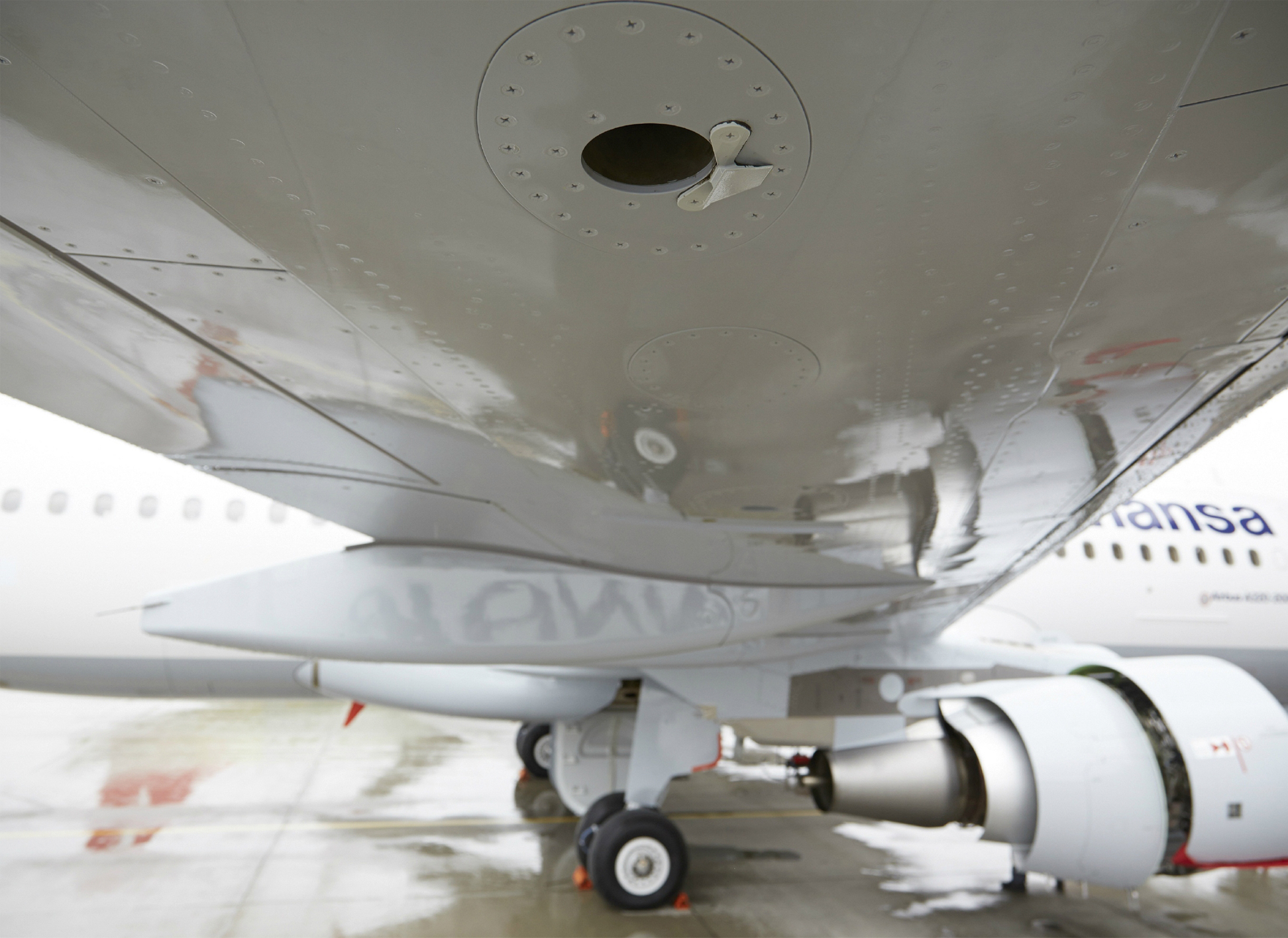 Kleines Teil mit großer Wirkung: Der Wirbelgenerator an der Flügelunterseite eines Airbus A320 reduziert den Gesamtschallpegel des Flugzeugs im Landeanflug deutlich.