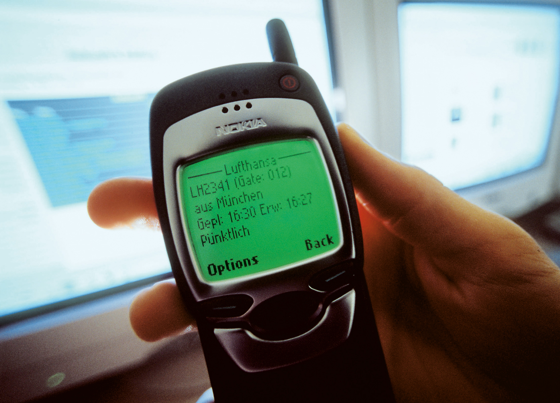 WAP-Technologie macht über ein Mobiltelefon das Abfragen von Lufthansa-Fluginformationen möglich.