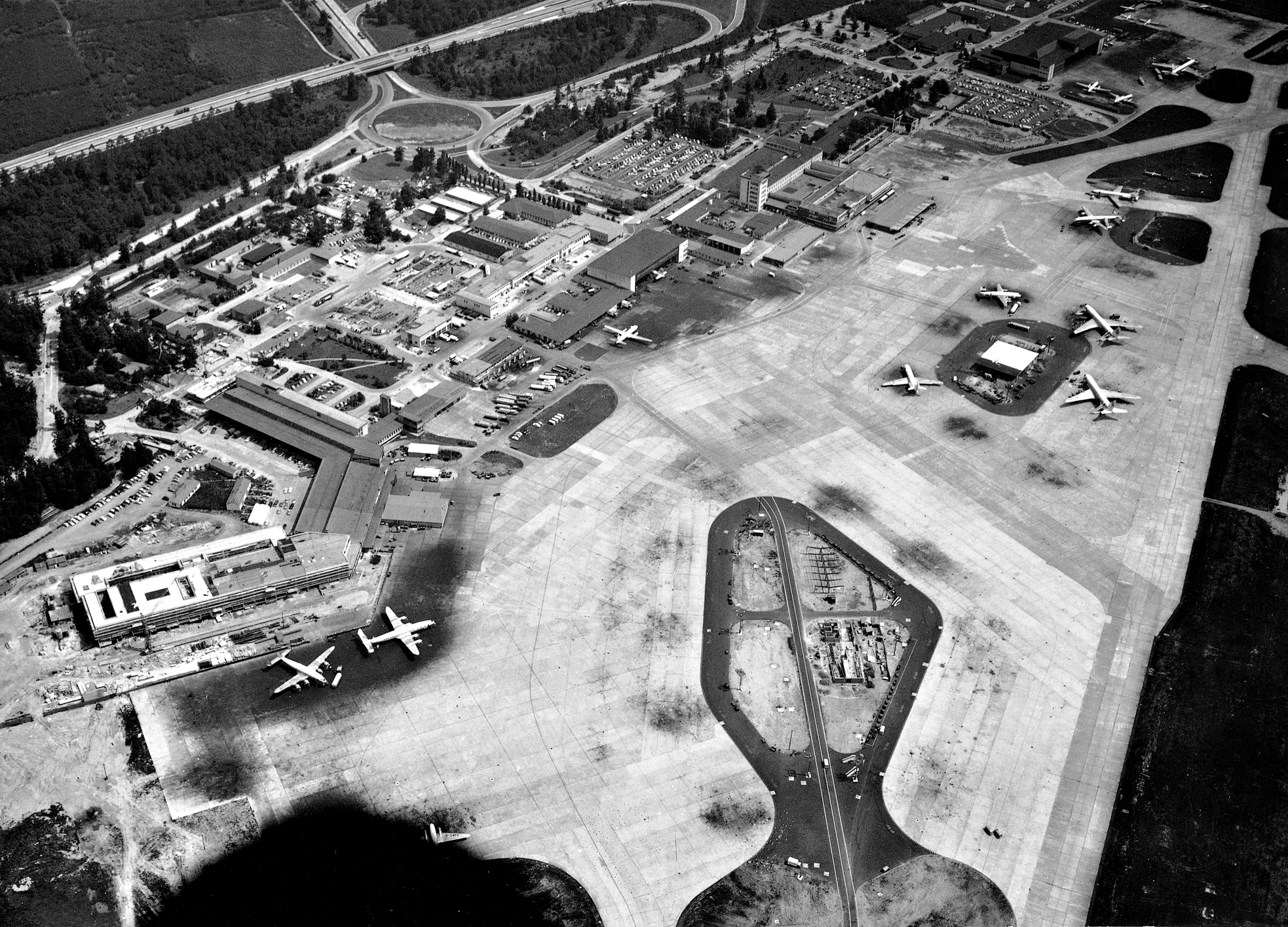 Der Frankfurter Flughafen um 1960 aus der Vogelperspektive.