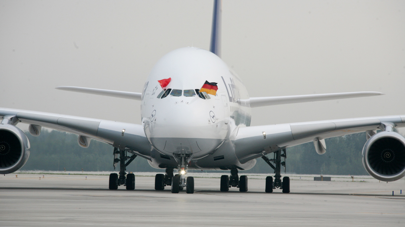 Lufthansa A380 D-AIMC auf dem Rollfeld, in den Cockpitfenstern stecken eine deutsche und eine chinesische Flagge Lufthansa A380 D-AIMC auf dem Rollfeld, in den Cockpitfenstern stecken eine deutsche und eine chinesische Flagge