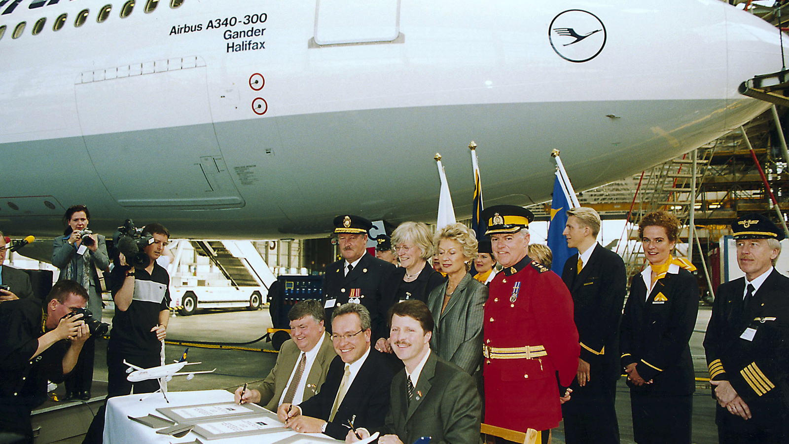Unterschriftszeremonie bei der Taufe eines Airbus A340-300 auf den Namen "Gander/Halifax" Unterschriftszeremonie bei der Taufe eines Airbus A340-300 auf den Namen "Gander/Halifax"