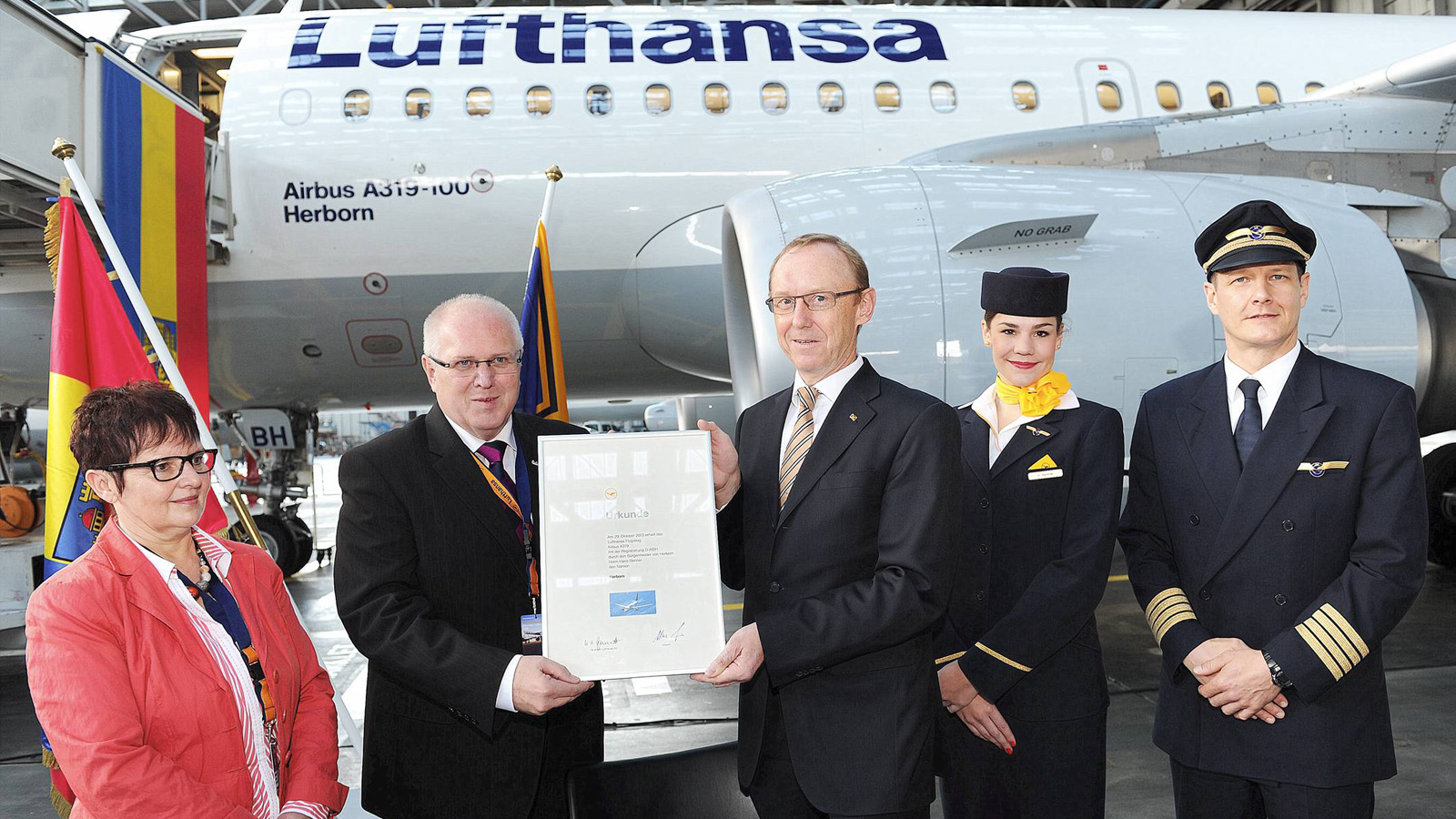 Übergabe der Tauf-Urkunde der Herborn von Karl Ulrich Garnadt an Hans Benner Übergabe der Tauf-Urkunde der Herborn von Karl Ulrich Garnadt an Hans Benner